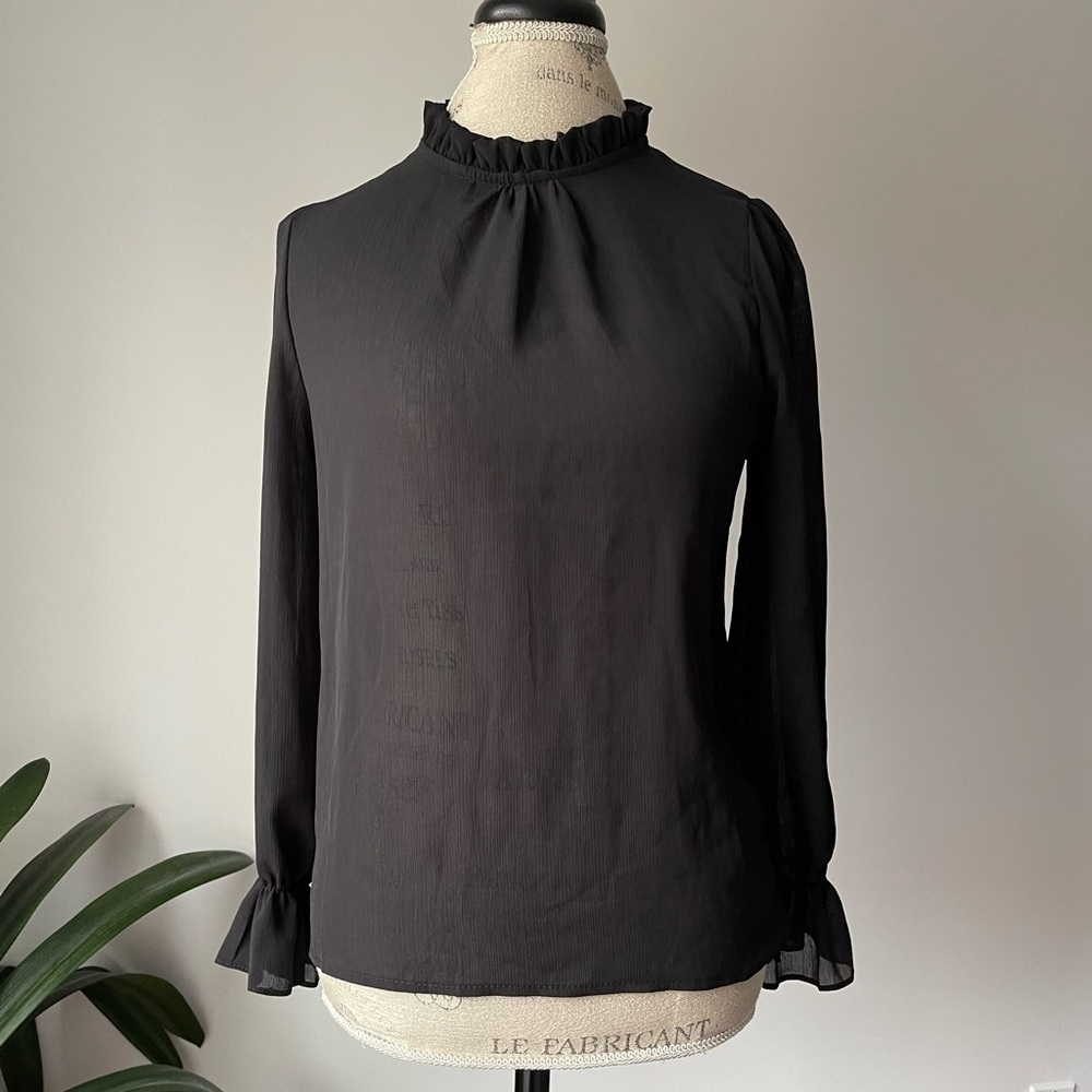 Classy black blouse
Size: S (fits more like XS)